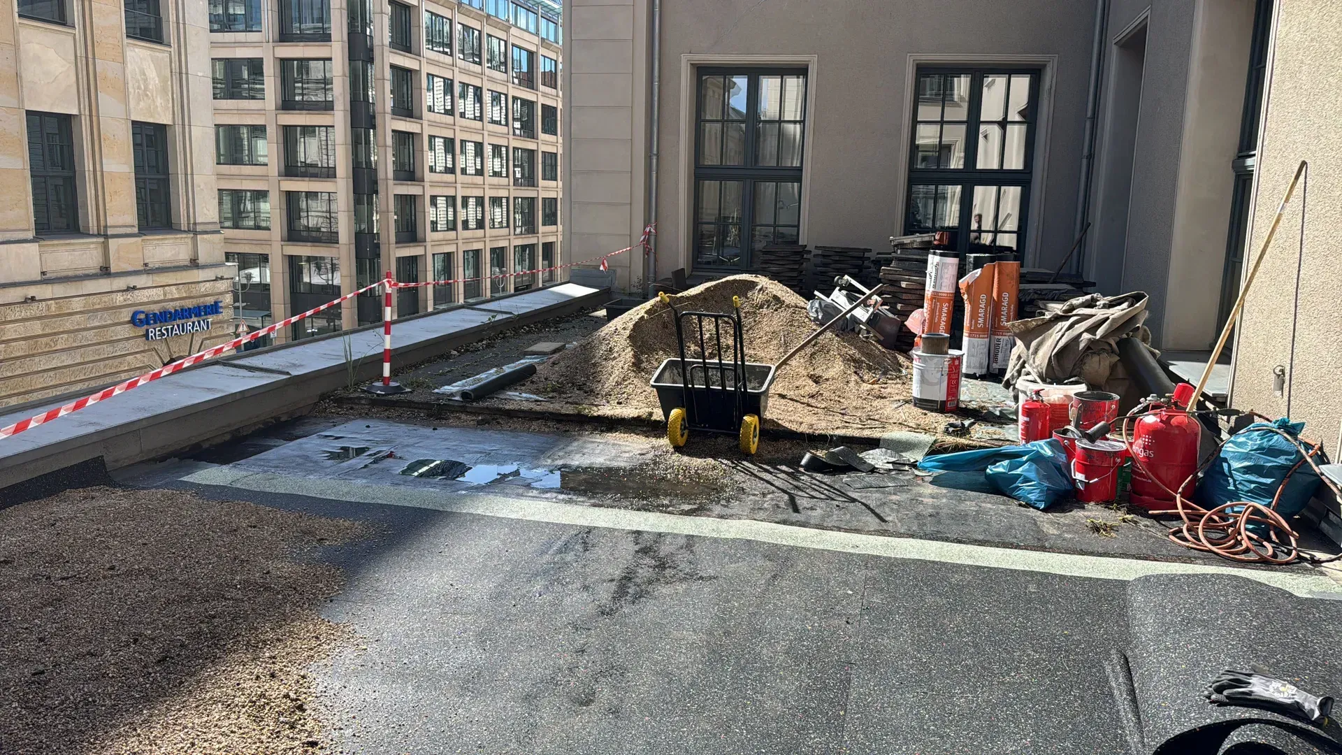 Hochwertige Flachdachsanierung: Dauerhafte Sicherheit für urbane Wohn- und Gewerbeimmobilien